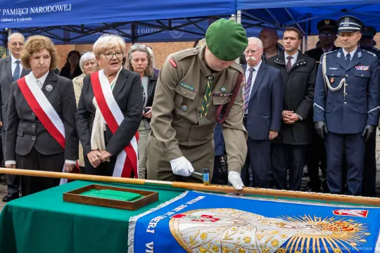 Uroczystość z udziałem wojskowych i przedstawicieli władz, składanie hołdu.