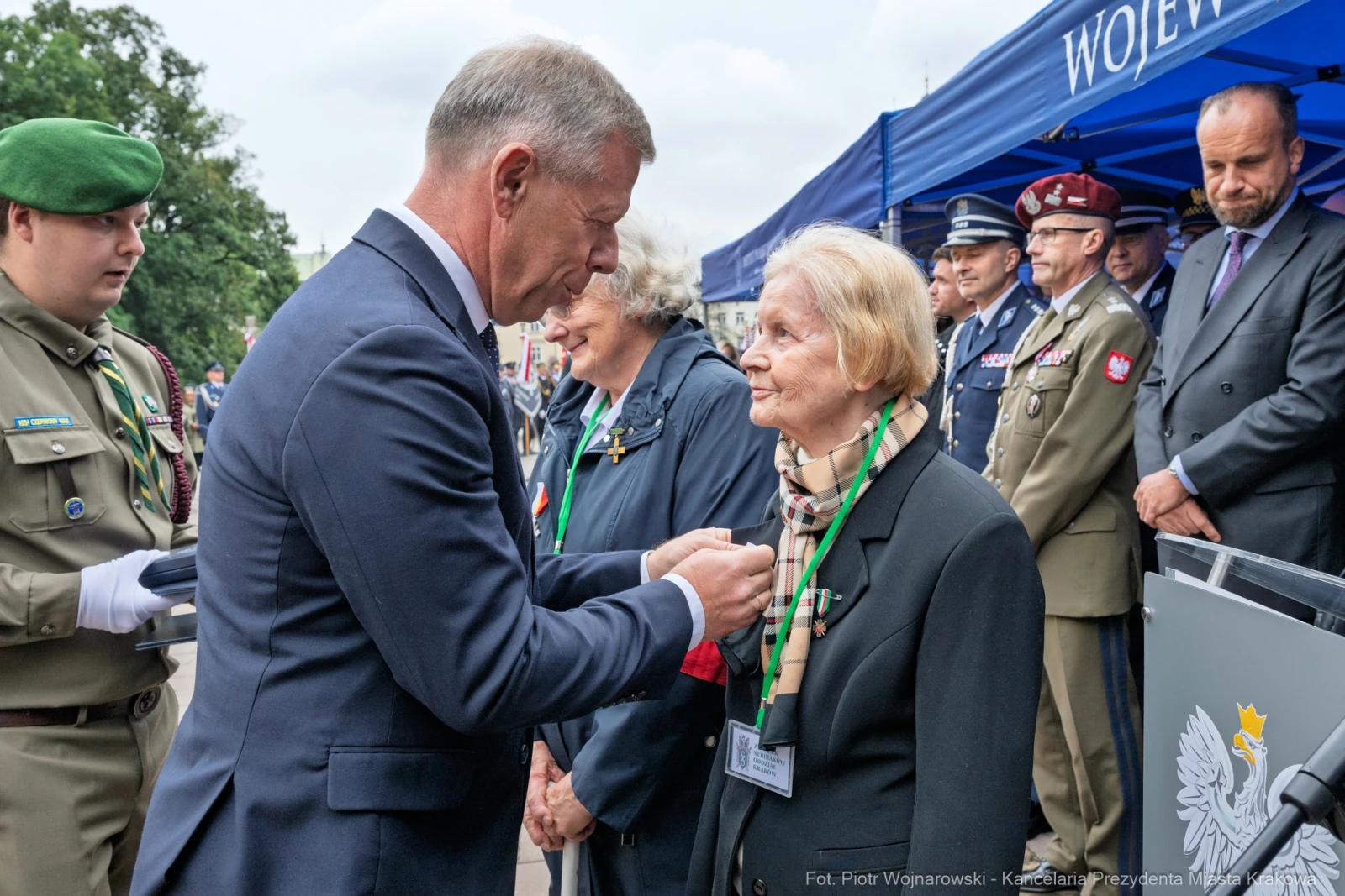 Wręczenie odznaczenia przez mężczyznę starszej kobiecie podczas ceremonii.  Autor: Piotr Wojnarowski
