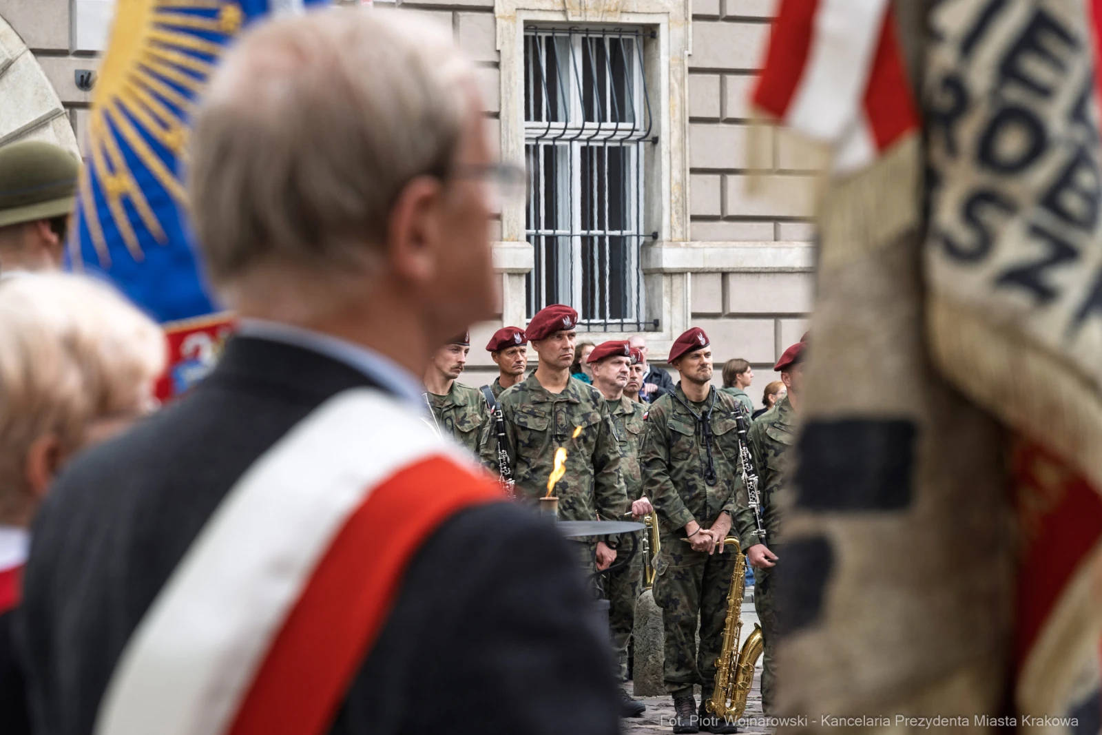Uroczystość wojskowa z żołnierzami w mundurach i sztandarami.  Autor: Piotr Wojnarowski