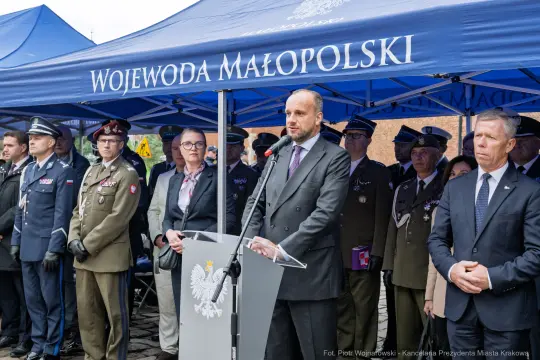 Oficjalna ceremonia z udziałem wojewody małopolskiego oraz przedstawicieli służb mundurowych.