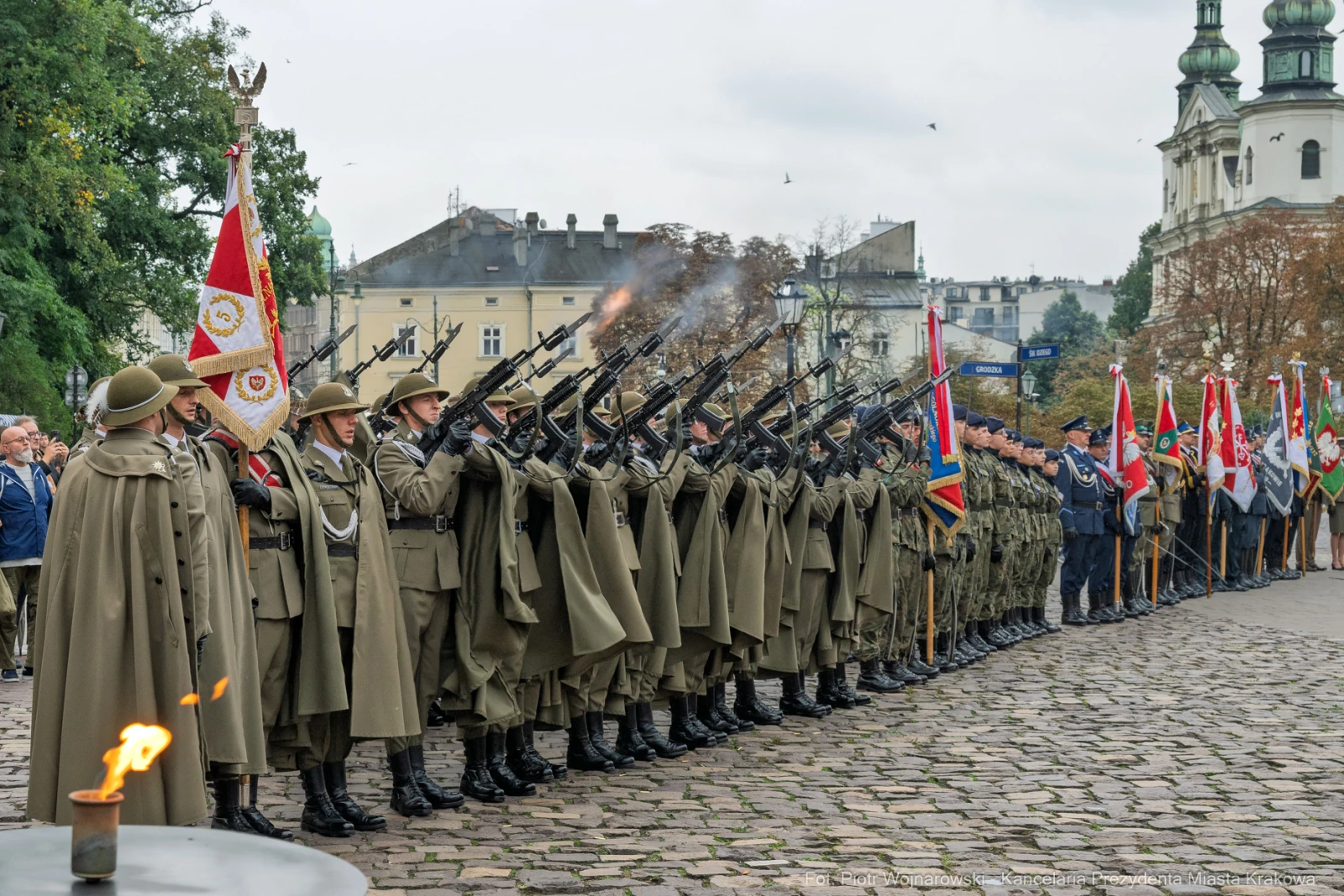 Uroczystość wojskowa z żołnierzami w mundurach, oddający salwę honorową.  Autor: Piotr Wojnarowski