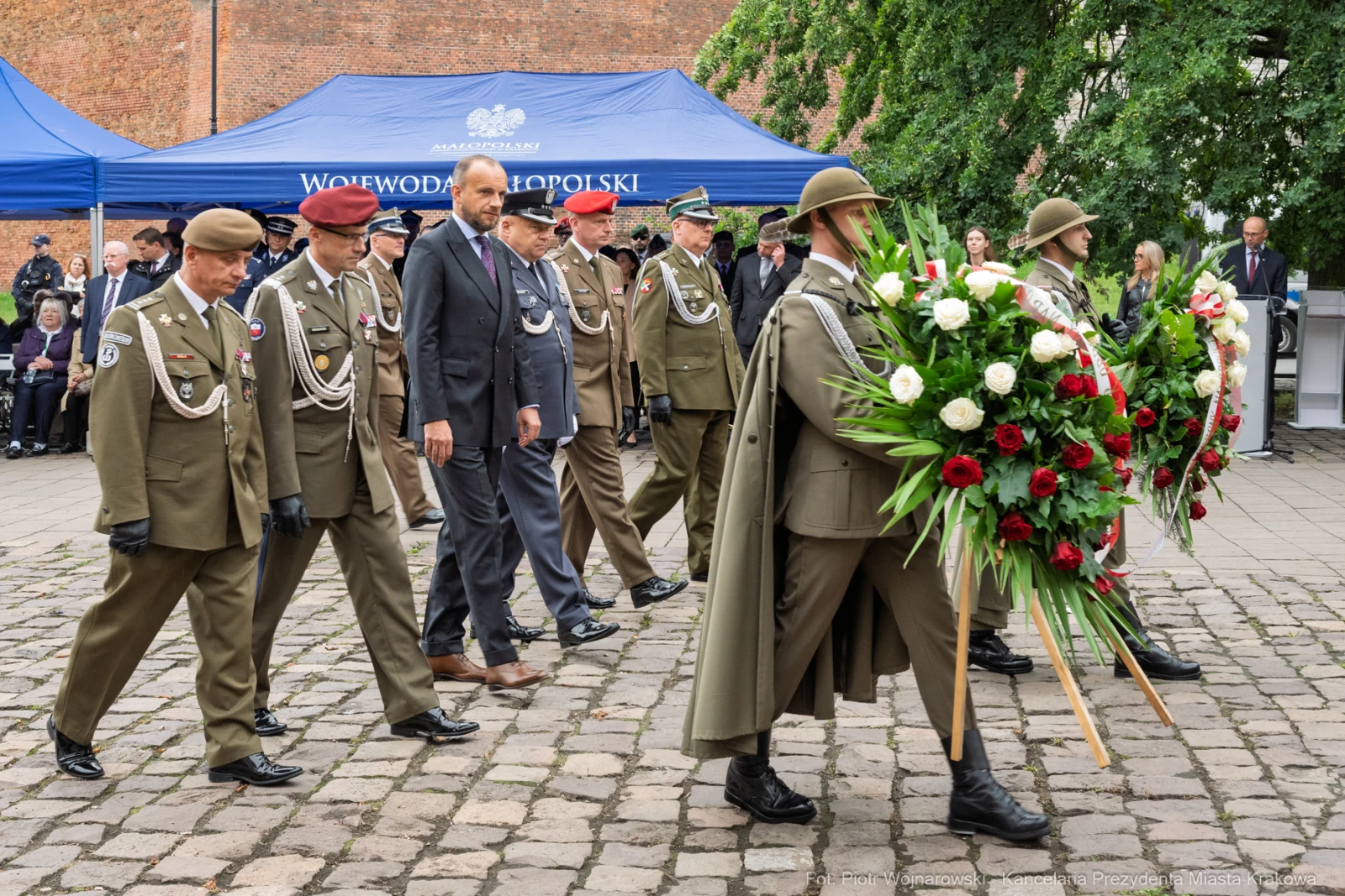 Ceremonia wojskowa z udziałem żołnierzy i składaniem wieńców.  Autor: Piotr Wojnarowski