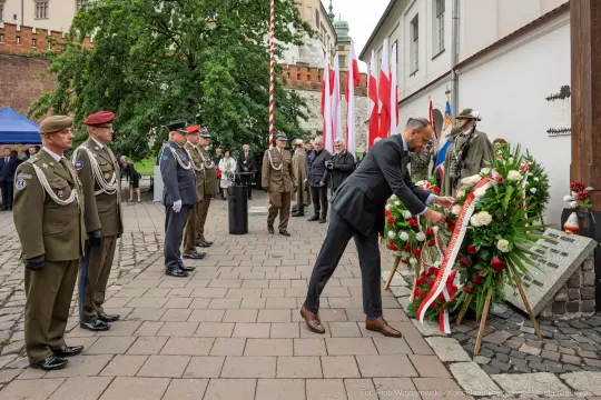 Uroczystość składania wieńców z okazji święta narodowego, obecni wojskowi i przedstawiciele władz.