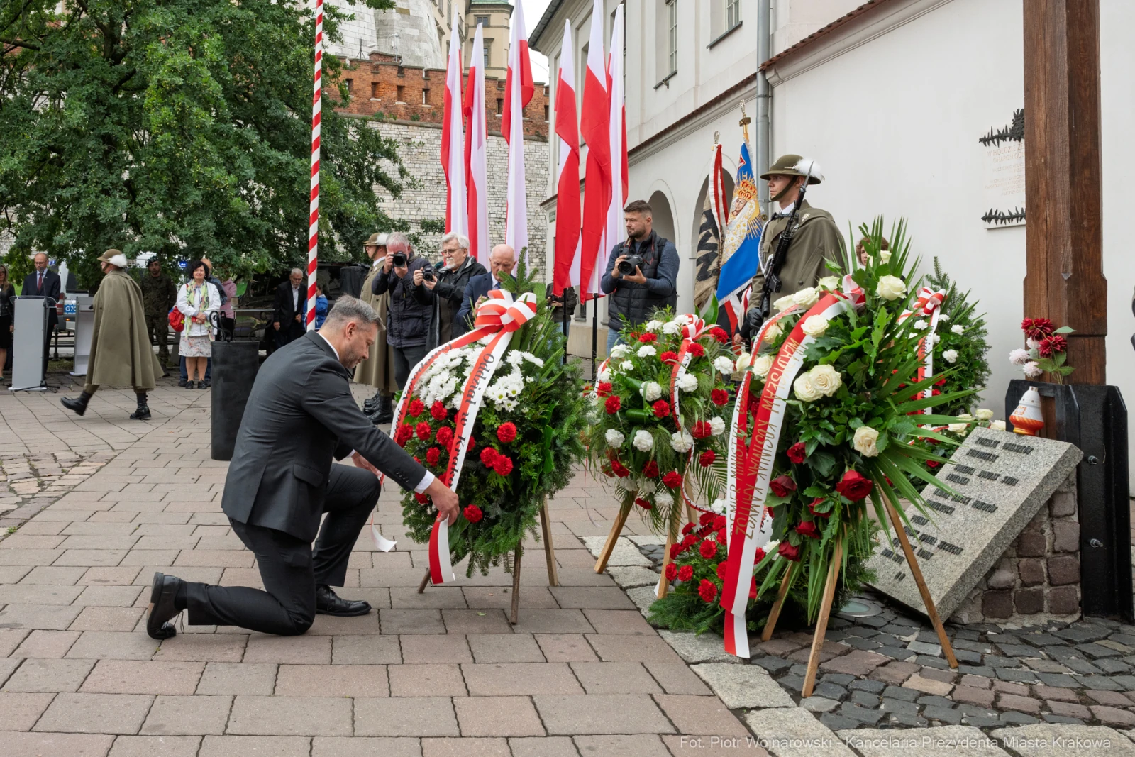 Uroczystość złożenia kwiatów przy pomniku, obecni przedstawiciele władz i mieszkańcy.  Autor: Piotr Wojnarowski