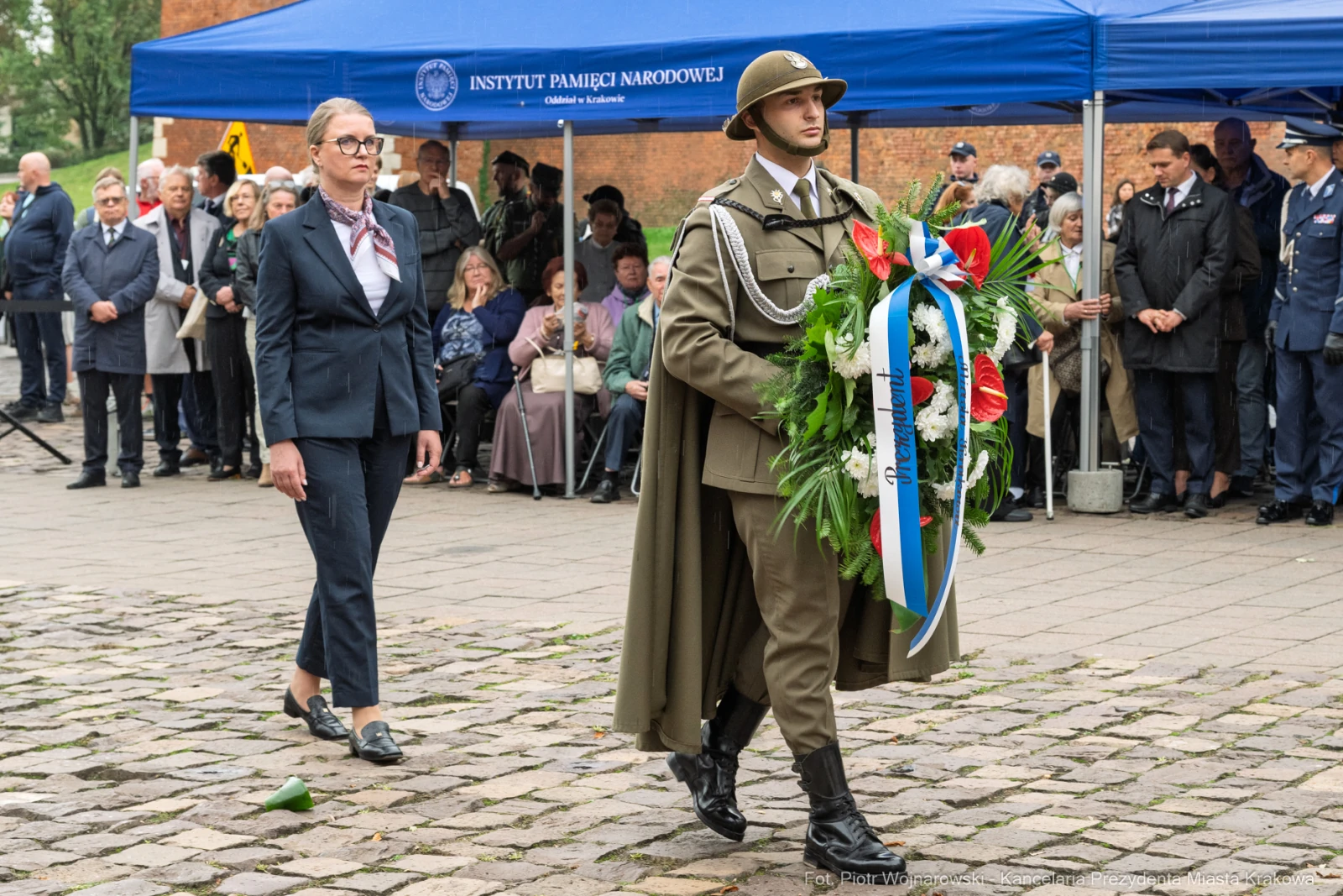 Ceremonia składania wieńca przez żołnierza i kobietę przed namiotem Instytutu Pamięci Narodowej.  Autor: Piotr Wojnarowski