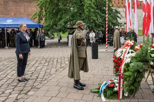 Uroczystość złożenia wieńców przez żołnierzy i przedstawicieli władz w miejscu pamięci.