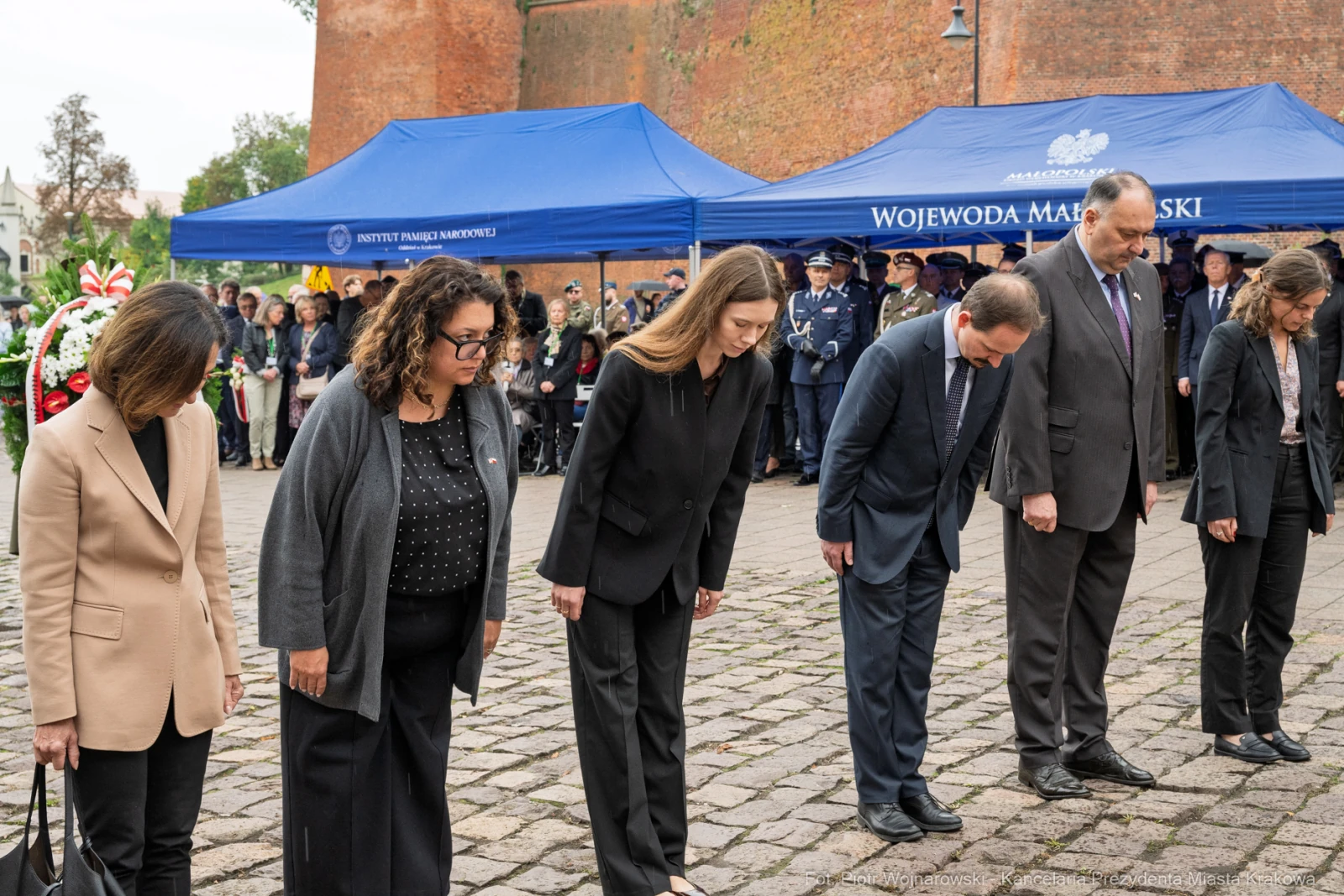 Uczestnicy ceremonii składają hołd, pochylając głowy.  Autor: Piotr Wojnarowski