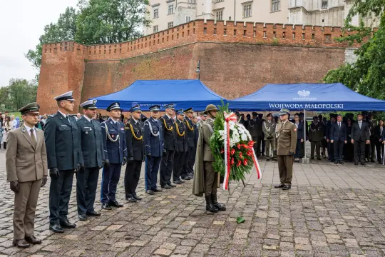 Uroczystość złożenia wieńca przez przedstawicieli służb mundurowych.