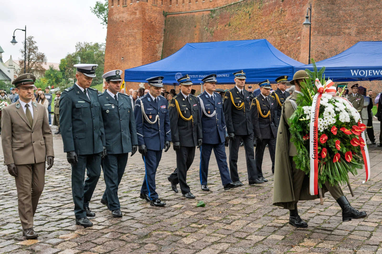Ceremonia składania wieńca przez przedstawicieli służb mundurowych.  Autor: Piotr Wojnarowski