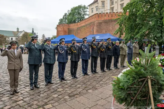 Uroczystość z udziałem żołnierzy i przedstawicieli służb mundurowych.