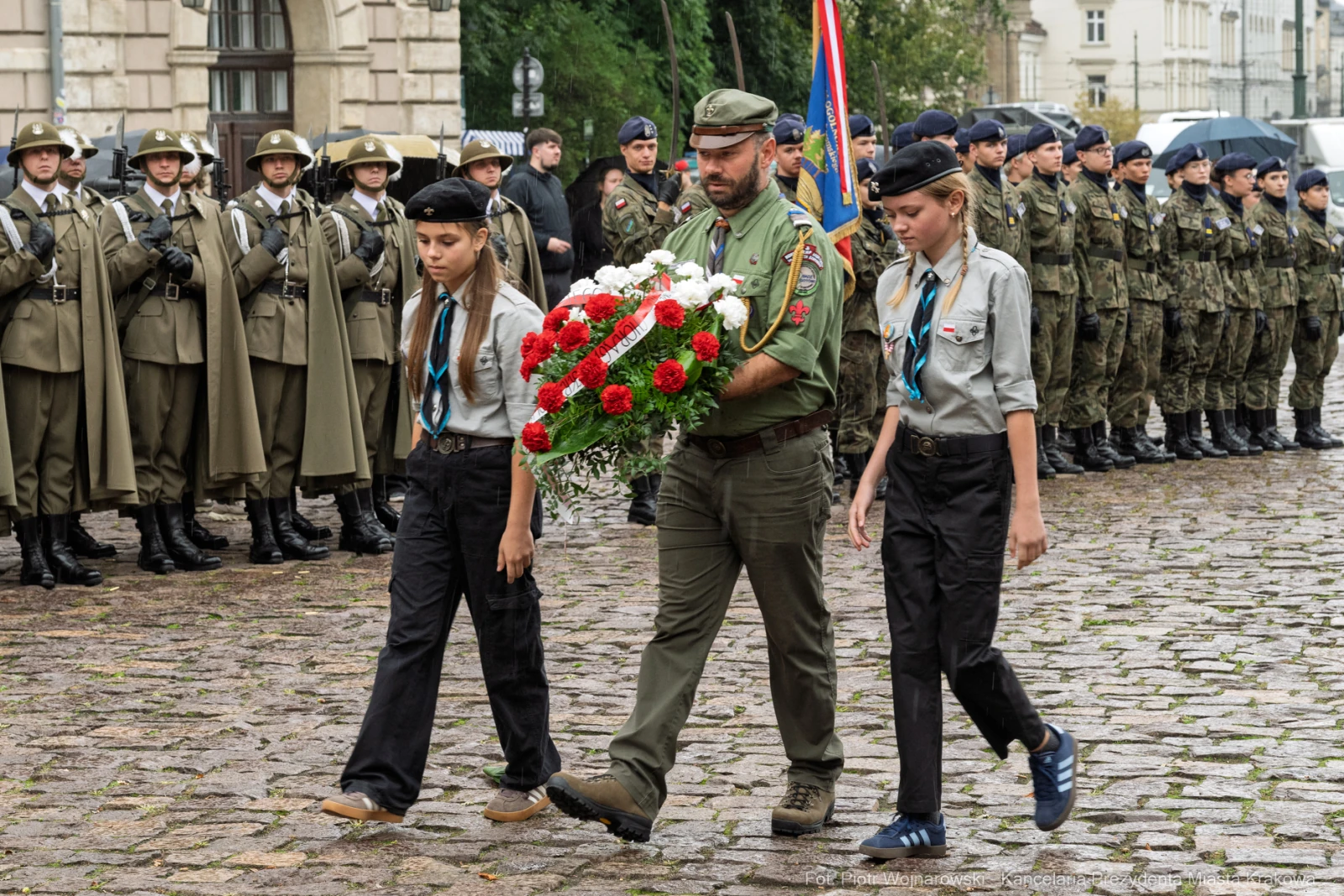 Ceremonia złożenia kwiatów przez harcerzy i żołnierzy.  Autor: Piotr Wojnarowski