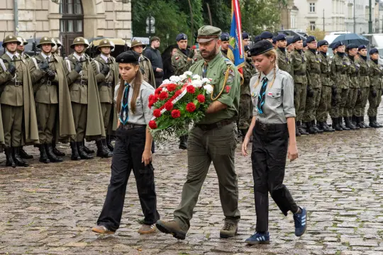 Ceremonia złożenia kwiatów przez harcerzy i żołnierzy.