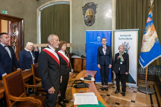 Uroczystość w sali z przedstawicielami Uniwersytetu i Związku Sybiraków.