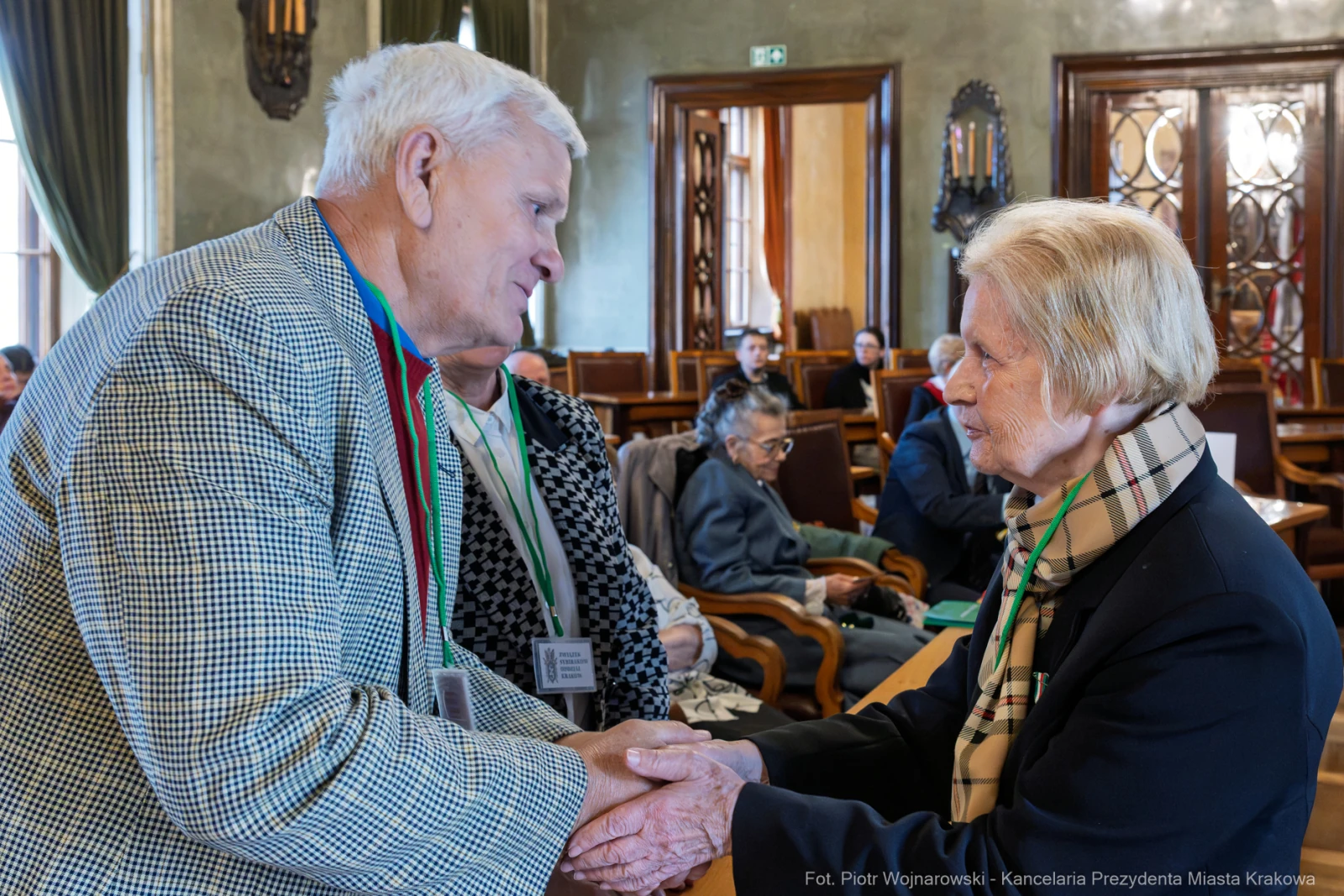 Spotkanie dwóch osób w eleganckim wnętrzu, wymiana uścisków dłoni.  Autor: Piotr Wojnarowski