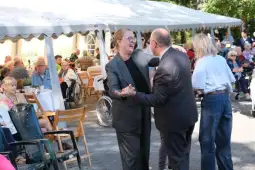 Uczestnicy wydarzenia bawią się i tańczą na świeżym powietrzu.