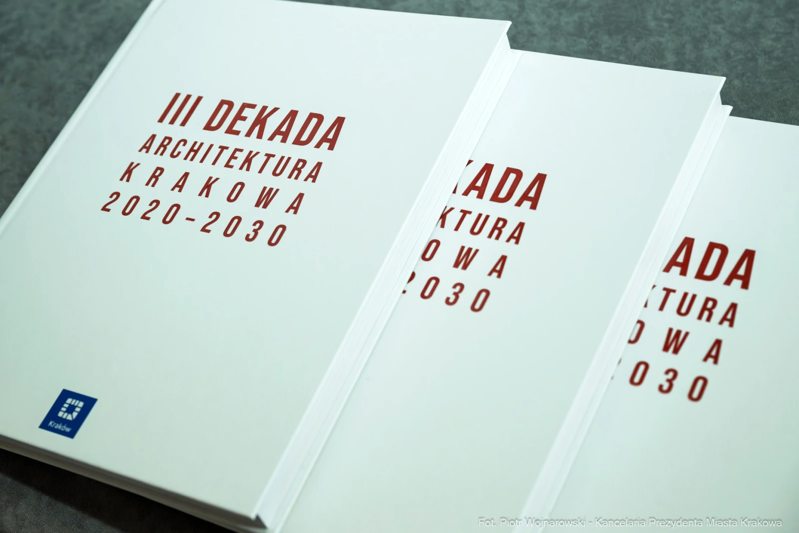 III Dekada Architektura Krakowa 2020-2030, białe okładki książek.  Autor: Piotr Wojnarowski