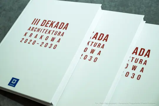 III Dekada Architektura Krakowa 2020-2030, białe okładki książek.