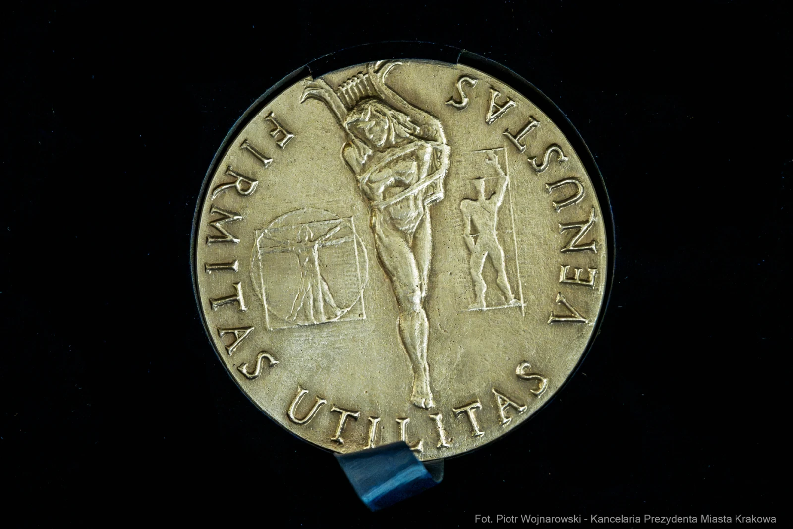 Medal z postacią ludzką i inskrypcją "HERMITAS UTILITAS VENUSTAS".  Autor: Piotr Wojnarowski