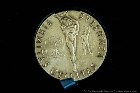 Medal z postacią ludzką i inskrypcją "HERMITAS UTILITAS VENUSTAS".