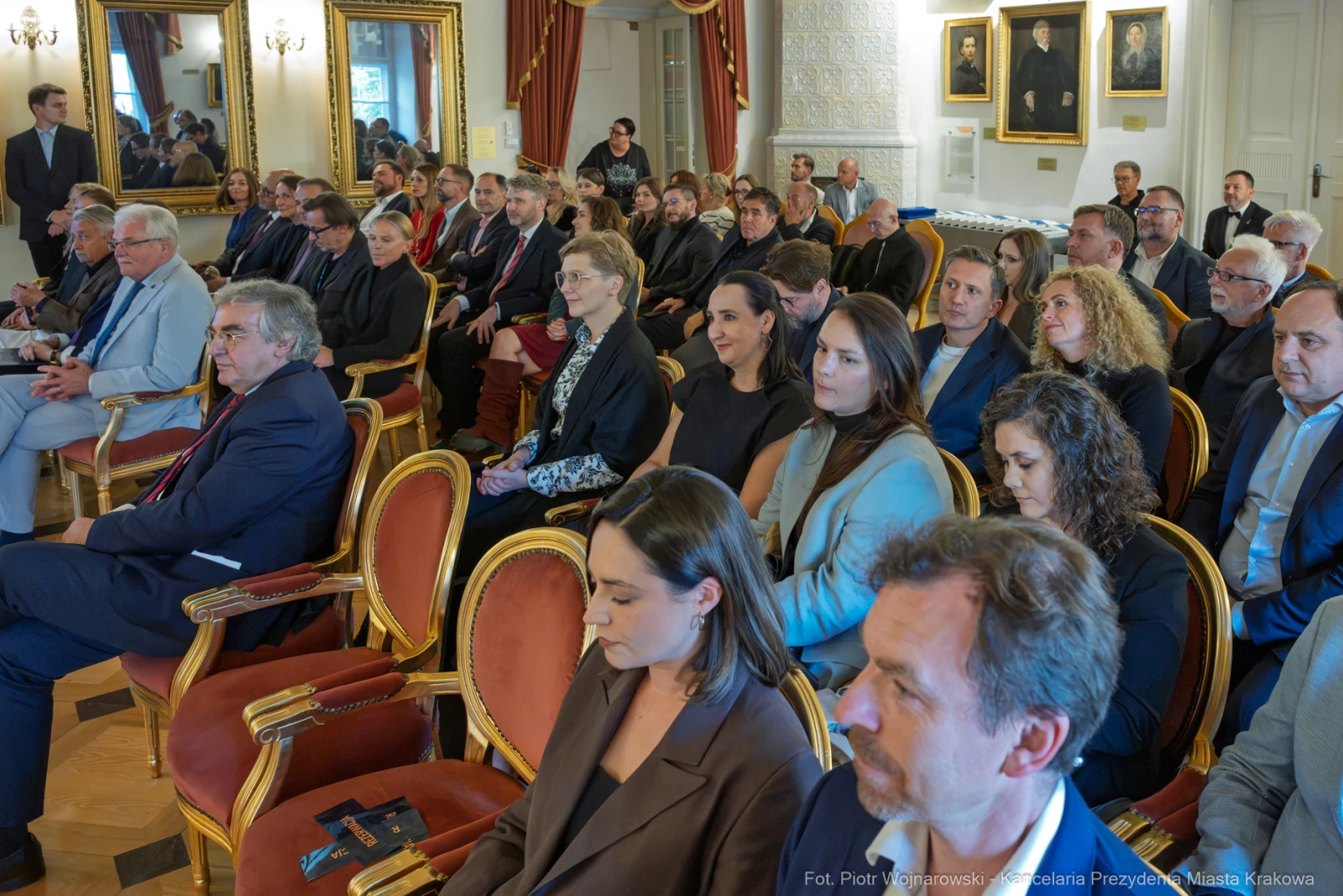Grupa ludzi siedzących w eleganckiej sali, uczestniczących w wydarzeniu.  Autor: Piotr Wojnarowski
