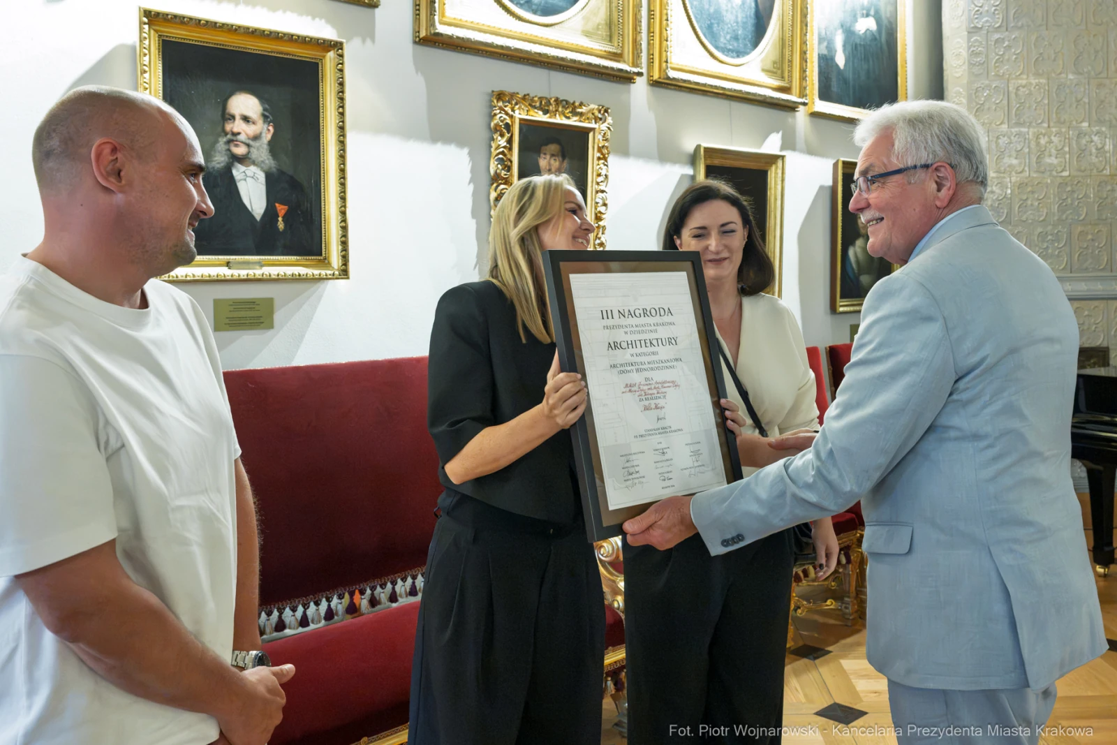 Wręczenie nagrody architektonicznej w eleganckim wnętrzu z portretami na ścianach.  Autor: Piotr Wojnarowski