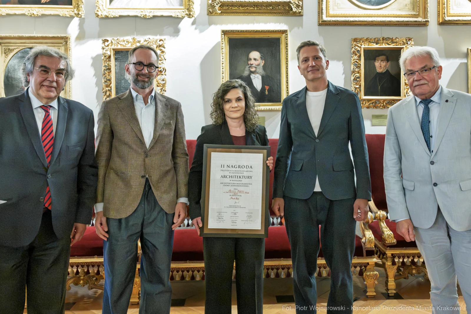 Wręczenie II nagrody w dziedzinie architektury w towarzystwie laureatów i gości.  Autor: Piotr Wojnarowski