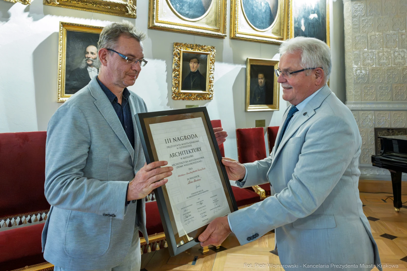 Mężczyźni wręczają sobie dyplom nagrody w dziedzinie architektury.  Autor: Piotr Wojnarowski