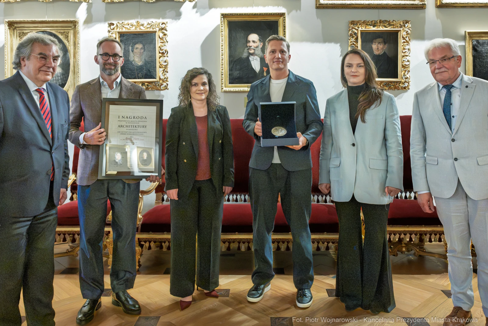 Wręczenie nagrody architektonicznej grupie laureatów w eleganckim wnętrzu.  Autor: Piotr Wojnarowski