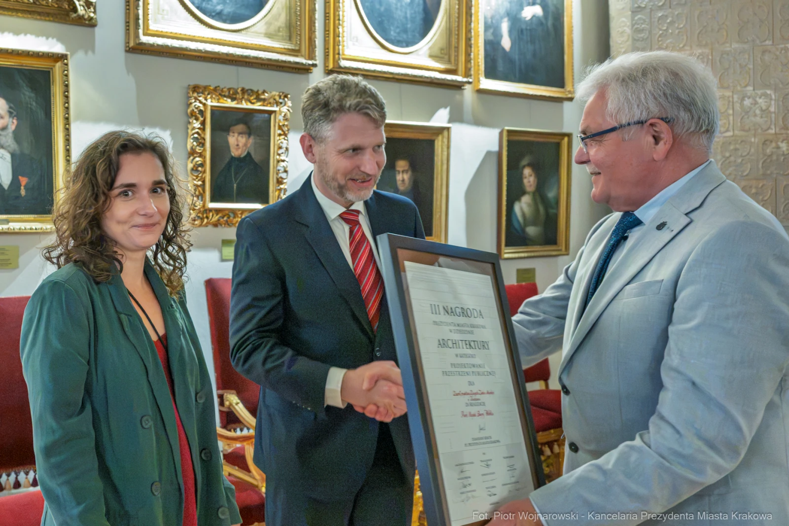 Wręczenie nagrody architektonicznej w obecności laureatów i przedstawicieli miasta.  Autor: Piotr Wojnarowski