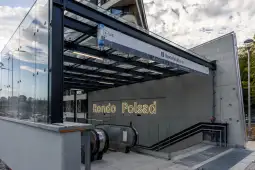 Wejście do stacji metra Rondo Polsad z nowoczesną architekturą.