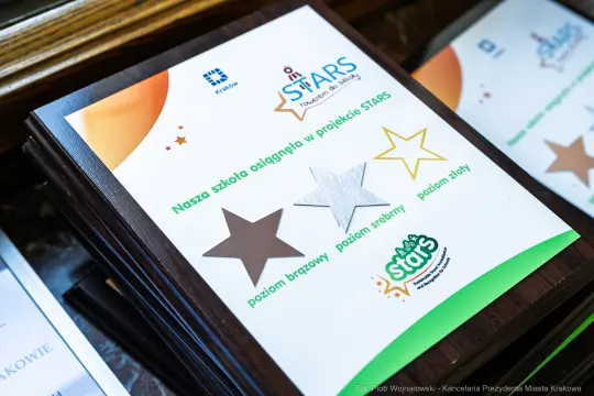 Dyplomy z nagrodami w projekcie STARS: poziom brązowy, srebrny i złoty.