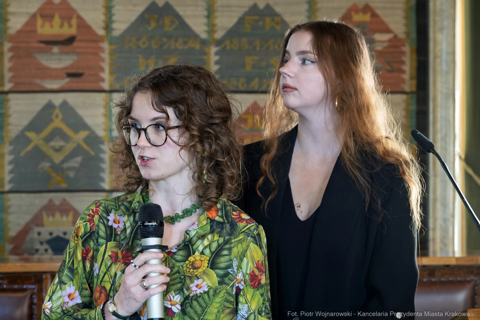 Dwie kobiety przemawiają na konferencji, jedna trzyma mikrofon.  Autor: Piotr Wojnarowski
