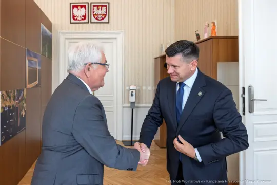 Dwaj mężczyźni uścisnęli sobie dłonie w biurze.