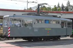 Wagon tramwajowy w szarym kolorze z numerem 304.