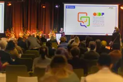 Konferencja OIDP w Krakowie, uczestnicy słuchają wystąpienia prelegenta.