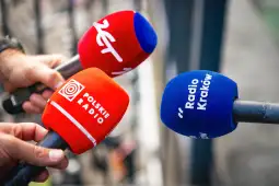 Mikrofony trzech stacji radiowych: Polskie Radio, Radio Kraków i Zet.
