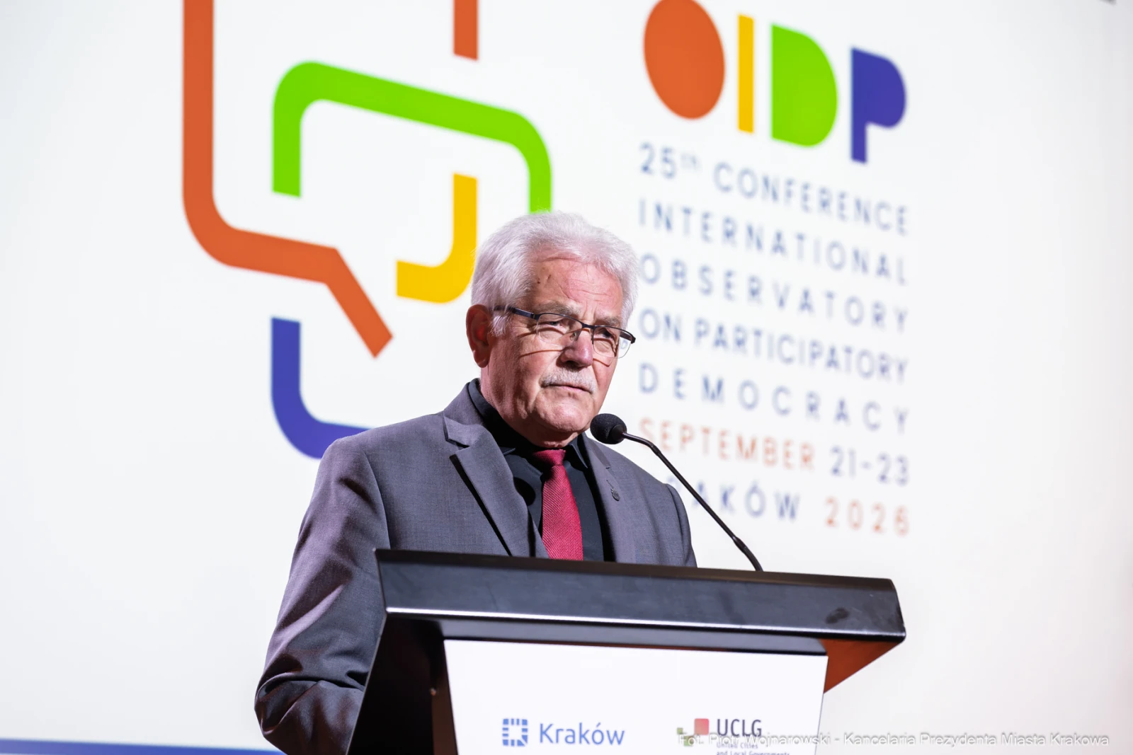 Mężczyzna przemawia na konferencji dotyczącej demokracji uczestniczącej w Krakowie.  Autor: Piotr Wojnarowski