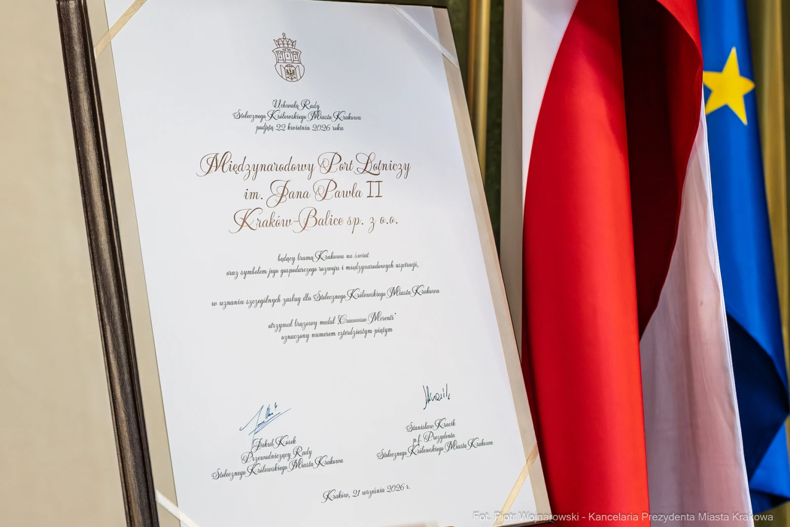 Dyplom Międzynarodowego Parku Łacińskiego im. Jana Pawła II z flagami Polski i Unii Europejskiej.  Autor: Piotr Wojnarowski
