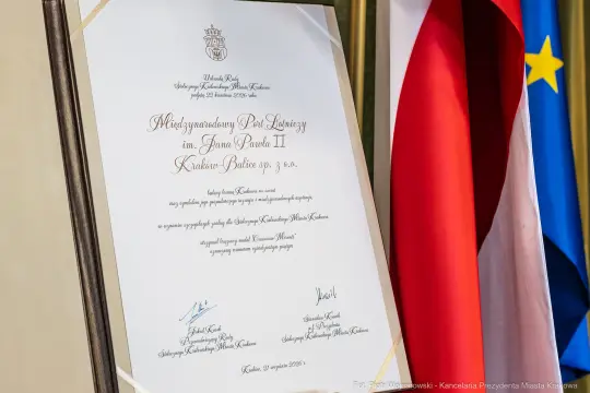 Dyplom Międzynarodowego Parku Łacińskiego im. Jana Pawła II z flagami Polski i Unii Europejskiej.