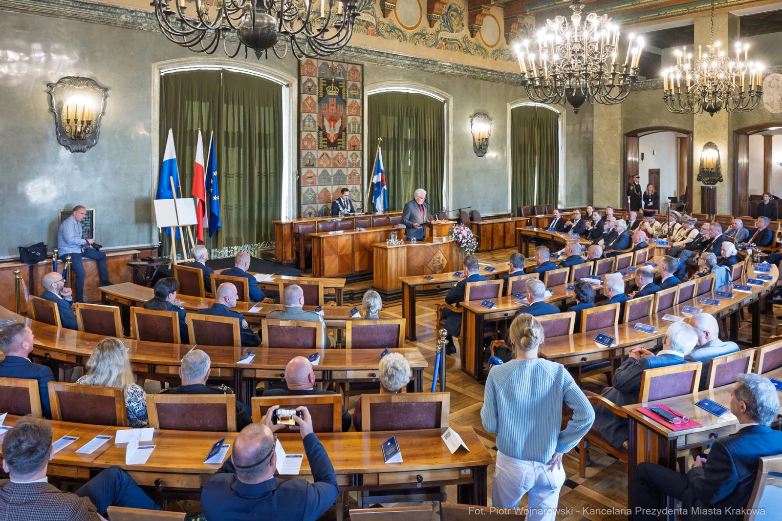 Spotkanie w sali obrad z uczestnikami i mówcami przy stole prezydialnym.  Autor: Piotr Wojnarowski