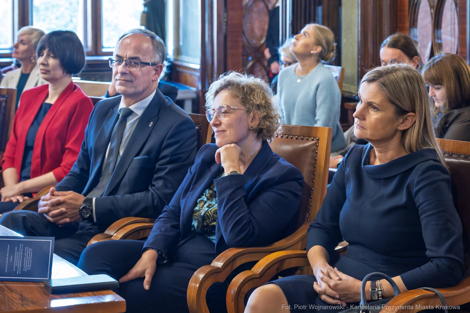 Grupa osób siedzących w sali, skupionych na wydarzeniu.  Autor: Piotr Wojnarowski