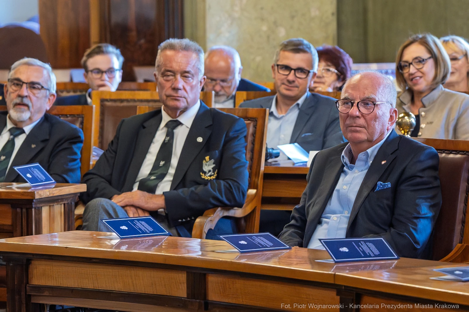 Grupa osób siedzących w sali obrad, z dokumentami na stolikach.  Autor: Piotr Wojnarowski