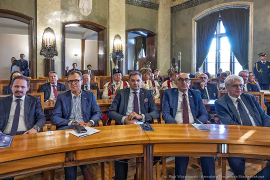 Spotkanie w sali obrad z uczestnikami i przedstawicielami władz lokalnych.
