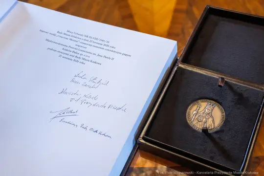 863_052_fot. Piotr Wojnarowski.jpg - Medal Cracoviae Merenti, Port Lotniczy Kraków, Balice, Kraków Airport, Stanisław Kracik, pełniący funkcję Prezydenta Stanisław Kracik, odznaczenie Kraków, samorząd Kraków, rozwój Krakowa, gospodarka Małopolski, wyróżnienie dla lotniska, fotorelacja, zdjęcia