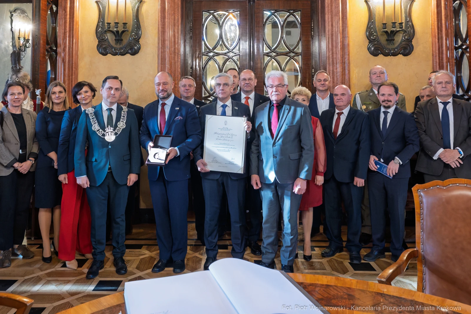 Uroczystość wręczenia nagrody w obecności wielu osób w eleganckim wnętrzu.  Autor: Piotr Wojnarowski