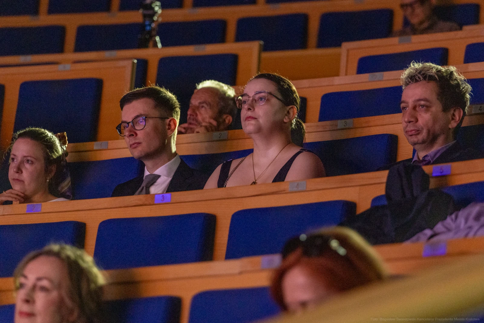 Grupa ludzi siedzących na widowni, skupionych na wydarzeniu.  Autor: Bogusław Świerzowski