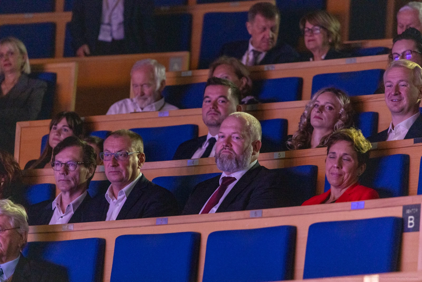 Grupa ludzi siedzących na widowni w sali konferencyjnej.  Autor: Bogusław Świerzowski