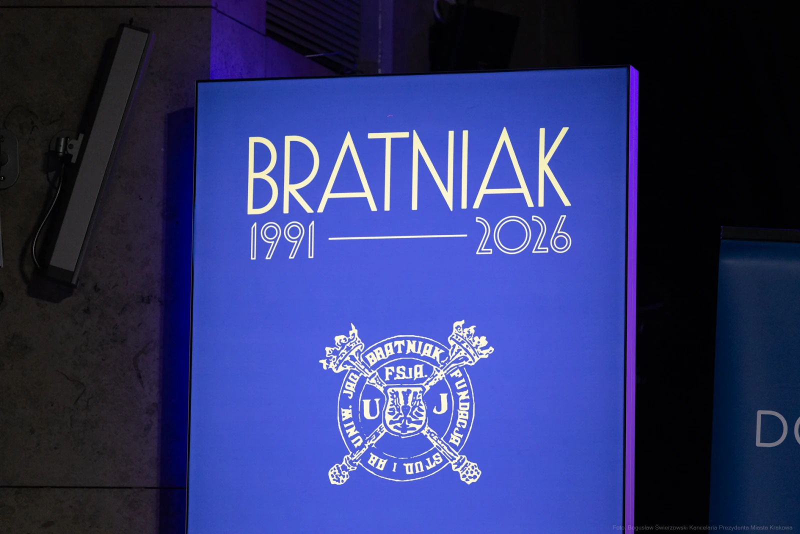 Bratniak 1991-2026, herb PSJA.  Autor: Bogusław Świerzowski