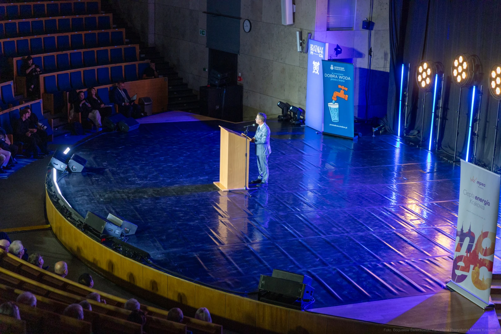 Mężczyzna przemawia z podium na scenie w oświetlonej sali.  Autor: Bogusław Świerzowski
