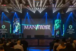 Konferencja z motywem człowiek kontra maszyna, z efektowną scenografią i oświetleniem.